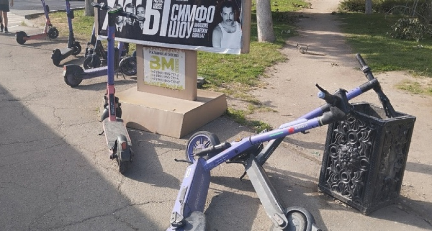 «По тротуарам ходить невозможно!»: новороссийцы жалуются на разбросанные по всему городу самокаты
