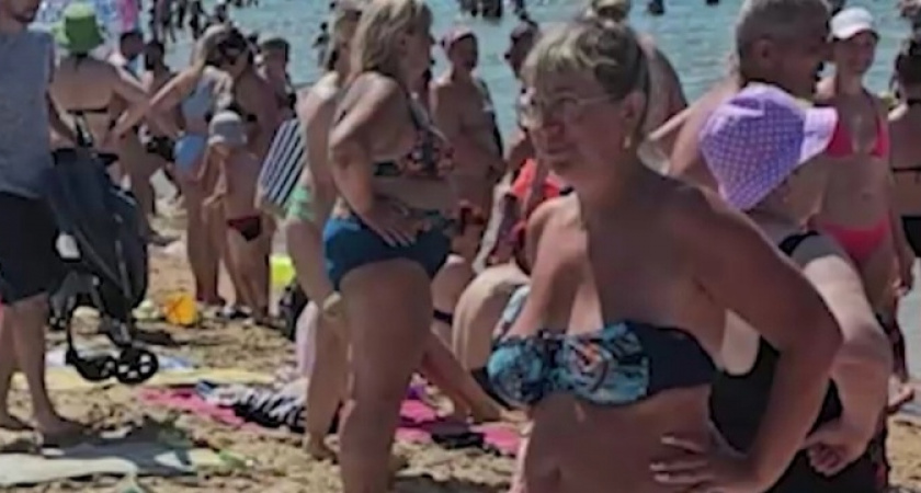 «Чем больше народа, тем лучше!»: туристы рассказали, почему им нравится отдыхать на переполненных пляжах в Анапе