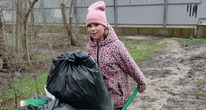 В Пионерской роще состоялся мини-субботник, в ходе которого было собрано 2 больших мешка мусора 