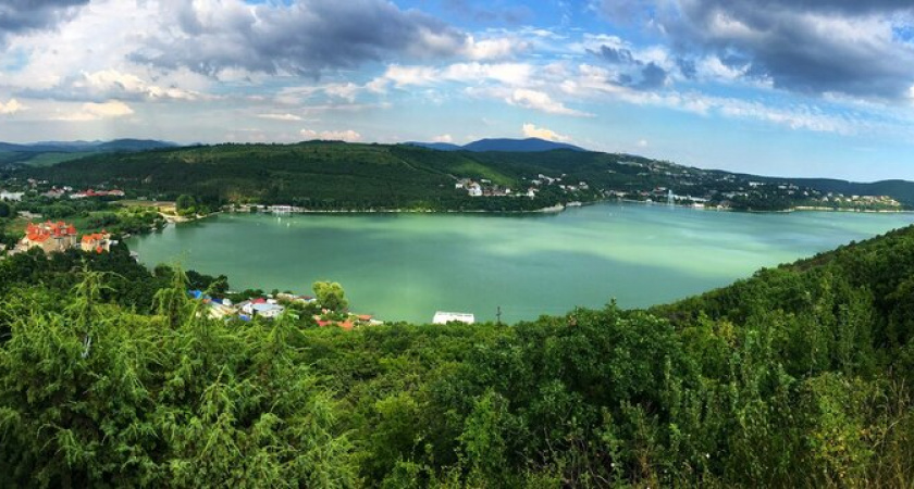 «Муляка страшная!»: базы отдыха сливают канализацию в озеро Абрау под Новороссийском