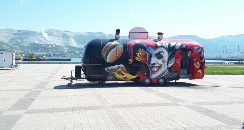 Общественник просит поменять «сомнительного клоуна» на море: речь идет о рисунке на фургоне с хот-догами на набережной Новороссийска