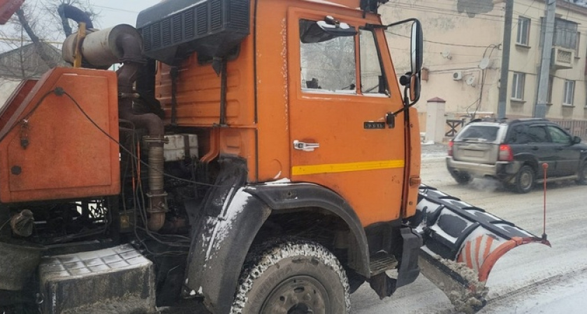 В Новороссийске 19 единиц техники чистят и посыпают песком дороги