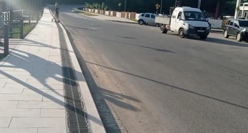 «Блеск и нищета Абрау-Дюрсо!»: под Новороссийском появилась ливневка на 15 сантиметров выше бордюра