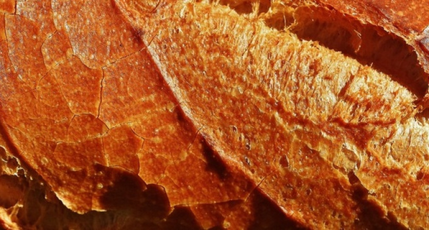 Почему важно нарезать хлеб не с горбушки, а с середины буханки: специалисты дали неожиданное объяснение