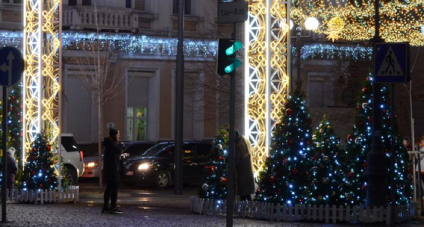 Власти Новороссийска потратят почти полмиллиона рублей на ремонт и монтаж новогодних украшений в Южном районе