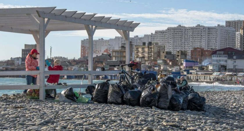 В Новороссийске проходит уже второй субботник по очистке Суджукской косы 
