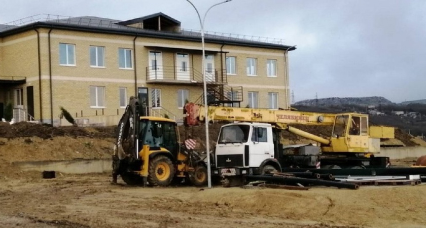 Под Новороссийском построили детский сад без воды, но с видом на свалку: его открытие перенесли на третий квартал 2023 года