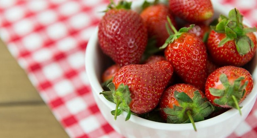 Всего одна хитрость: сладкую, спелую клубнику будете собирать ведрами