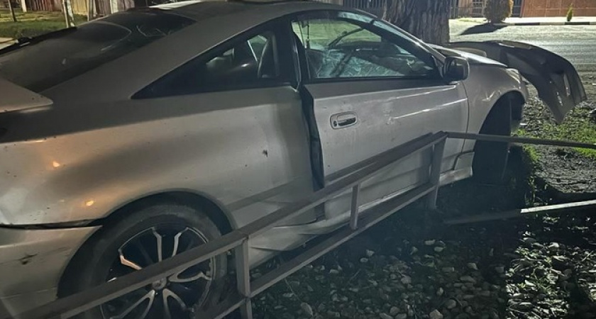 Под Новороссийском 19-летняя девушка за рулем иномарки протаранила дерево