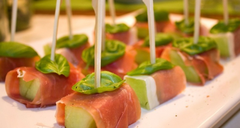 Сметут со стола в два счета: 2 рецепта канапе для Нового года