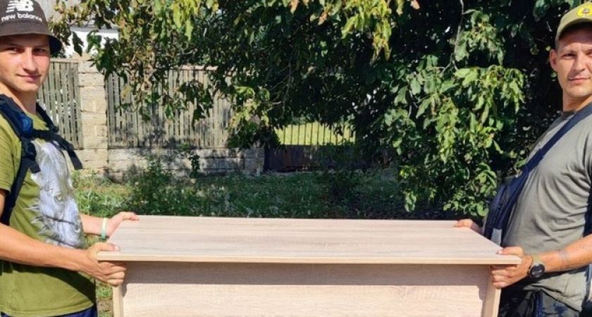 Новороссийская мебельная фабрика «Раевская» подарила многодетным семьям из Херсонской области письменные столы