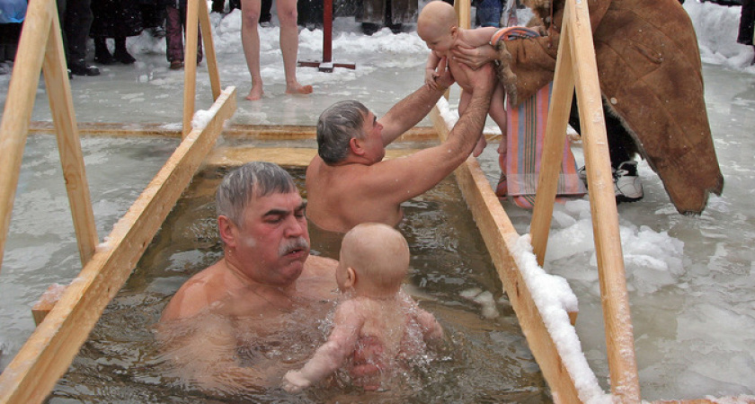 Как появилась традиция Крещенских купаний, почему люди начали прыгать в прорубь в лютый мороз и зачем Иван Грозный раздевал своих бояр в этот день