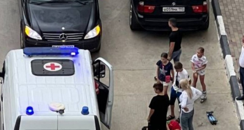 В Новороссийске во дворе многоэтажки «Мерседес» сбил ребенка