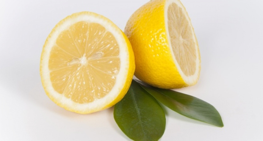 Разогрейте лимон в микроволновке: надоевшая проблема решится в два счета