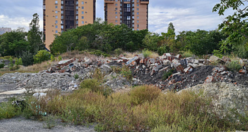 На набережной Новороссийска образовалась стихийная свалка: вмешался Росприроднадзор