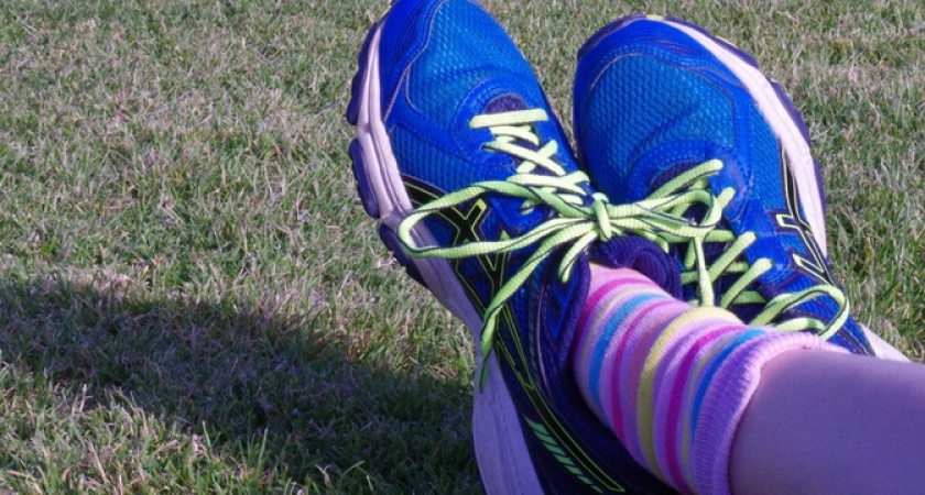 Насыпьте в любимые кроссовки на ночь этот порошок: будете приятно удивлены