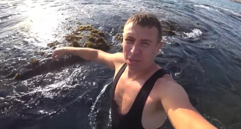 Местный блогер «Папа с Юга», рискуя жизнью, полез вброд до острова Суджук в Новороссийске 