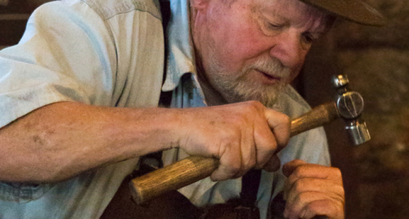 И работающим, и неработающим. В апреле к пенсии добавят по 2712 рублей