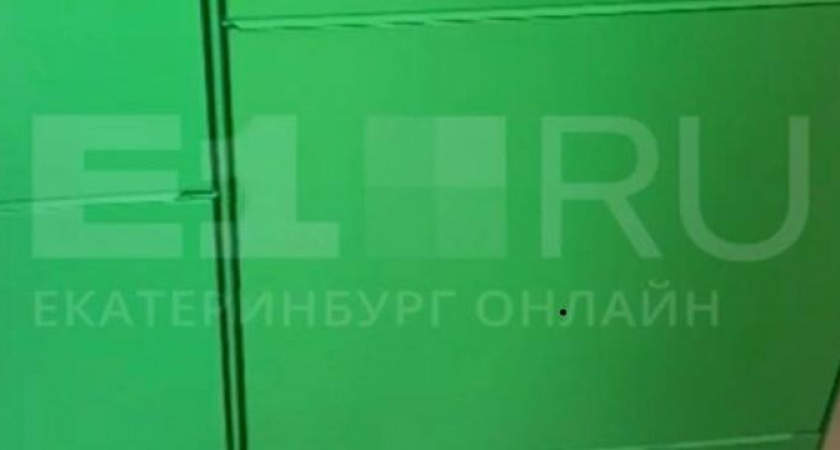 «Она глухонемая»: ребенок застрял в постамате на Уралмаше 