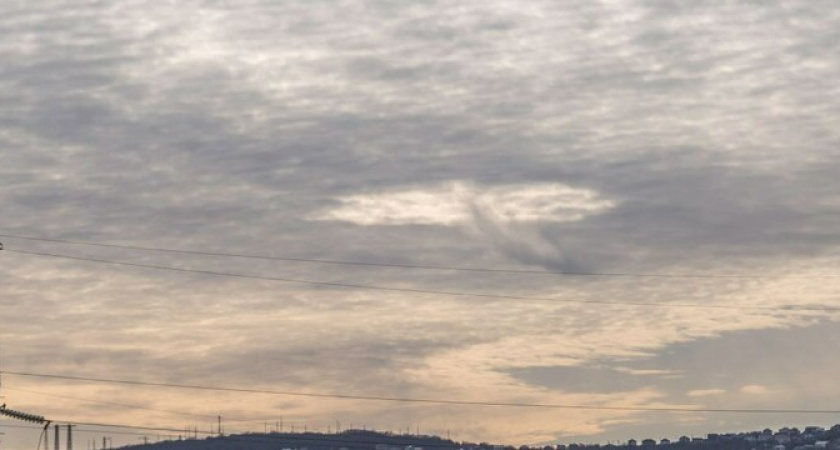 В небе над Новороссийском зафиксировали странные «дыры» из облаков: метеоролог дал объяснение