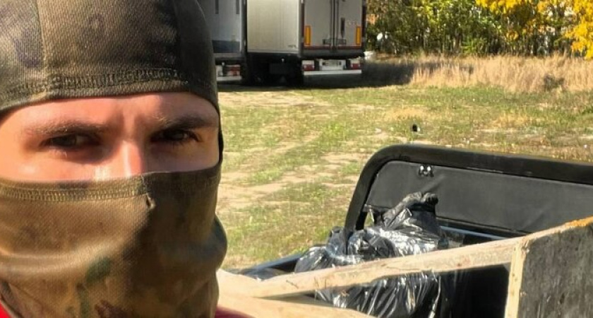 Герои не носят плащи: житель Абрау-Дюрсо в Новороссийске в маске убрал мусор на бывшем футбольном поле 