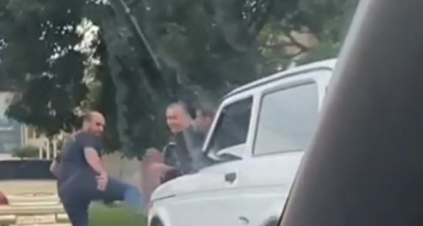  «Мозги кипят, кулаки чешутся!»: в Новороссийске водители устроили драку посреди улицы