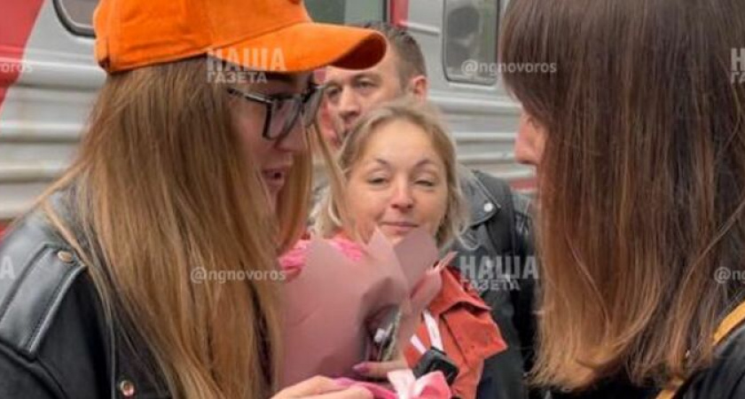 "Где ж вы раньше были?!": новороссийцы вручили Ольге Бузовой колбасу и довели ее до состояния полного счастья