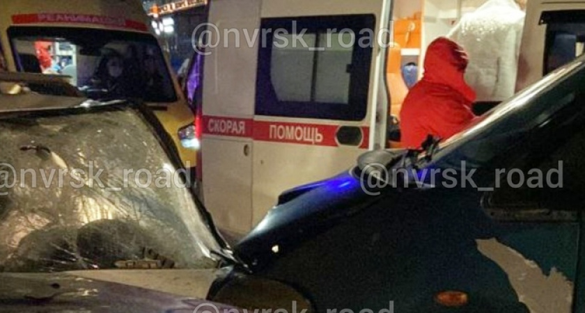 Ночью в Мысхако столкнулись минивэн и легковушка: два человека в больнице
