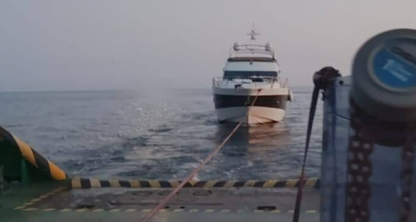 У берегов Новороссийска отбуксировали тонущую яхту 