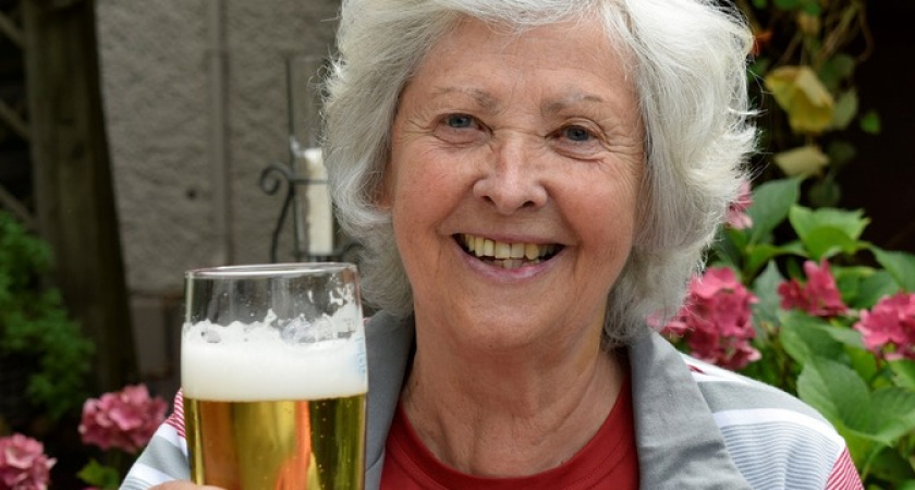 Пенсионеры пьют за Путина стоя: работающим проиндексируют пенсии