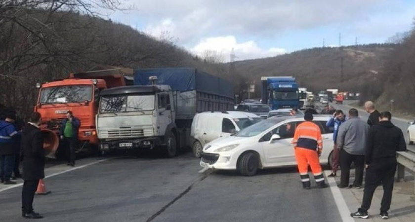 «В город лучше не ехать!»: на въезде в Новороссийск произошла массовая авария с участием «хомяков»