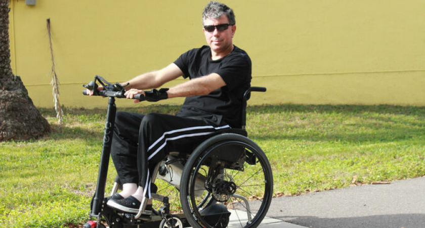 В Новороссийске мужчина в инвалидном кресле гоняет на электросамокате