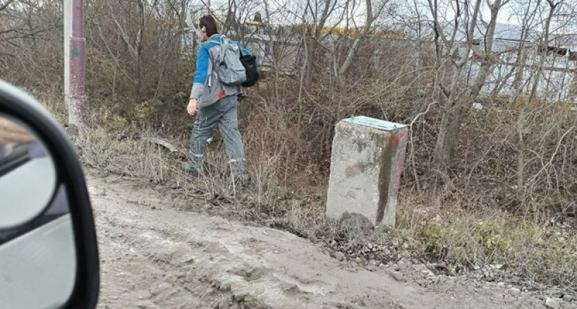 «По этой дороге каждый день добирается в школу моя дочь!»: в Новороссийске улица в Цемдолине превратилась в болото 