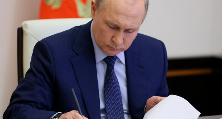 Защита прав бойцов СВО и их жён, запрет педофилам посещать общественные места: Путин подписал новые законы