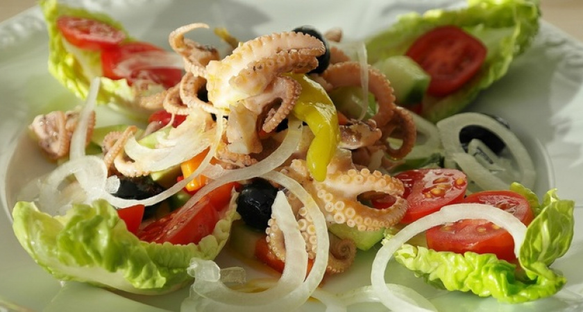 Рецепт салата с кальмарами и копченым сыром, который затмит надоевший оливье