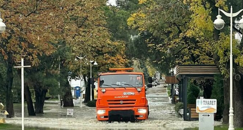 В центре Геленджика после залпового дождя затопило улицы и размыло пляжи