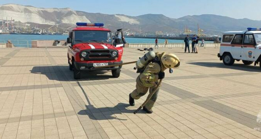 На площади у Морвокзала в Новороссийске спасатели тягали машины и штанги: в городе прошли соревнования по пожарному многоборью