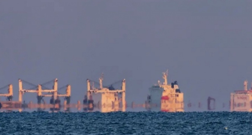 Под Новороссийском корабли парят над морем: невероятное фото с оптической иллюзией