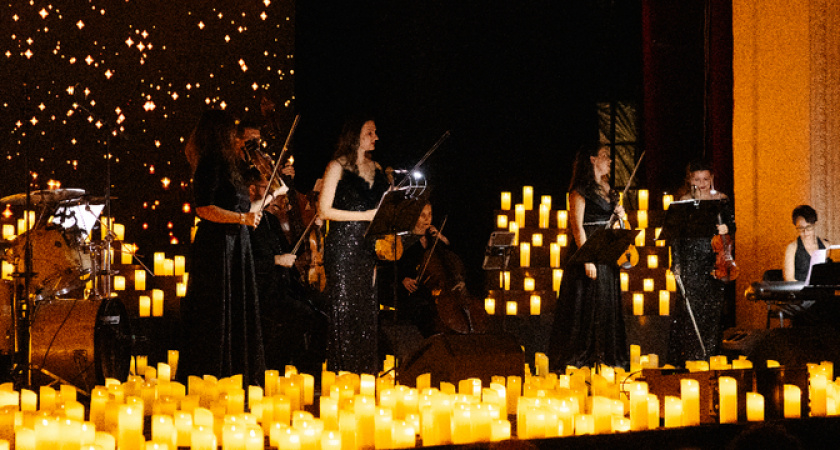 В честь наступления весны в Городском театре прошел роскошный концерт при свечах