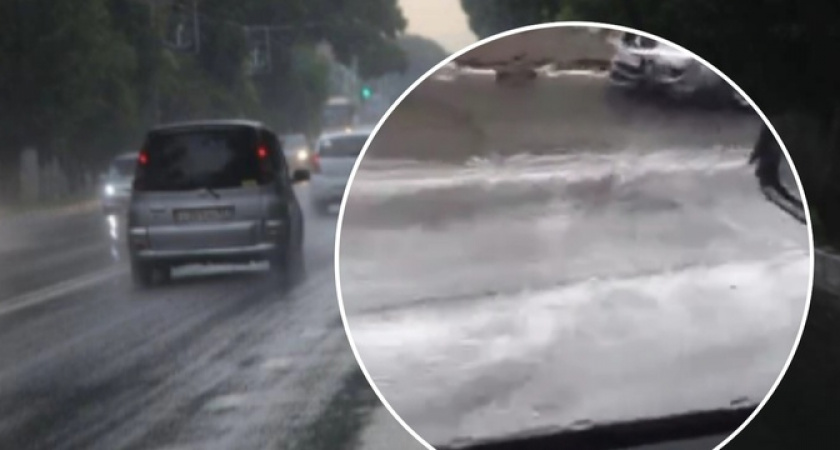 В Новороссийске во время вчерашнего дождя на дорогах появились пенные лужи