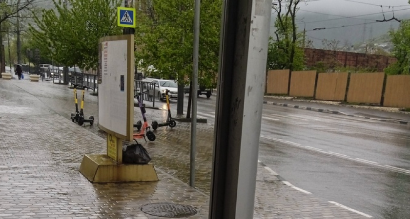 Житель Новороссийска пожаловался на остановки в городе, которые, по его мнению, подходят только для Африки