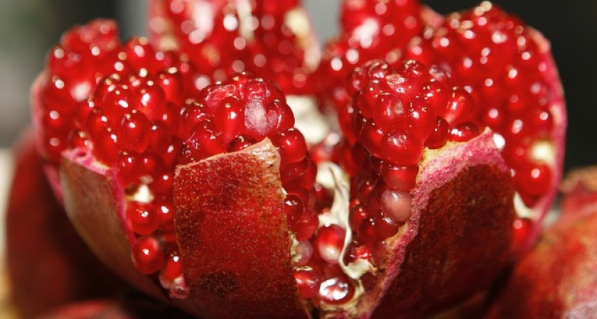 Гости потеряют дар речи: приготовьте эти 2 салата с гранатом — вкуснятина на Новый год