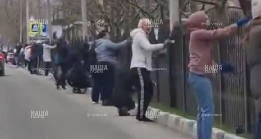 «Что за флешмоб!?»: около ста новороссийцев красят забор на городской набережной