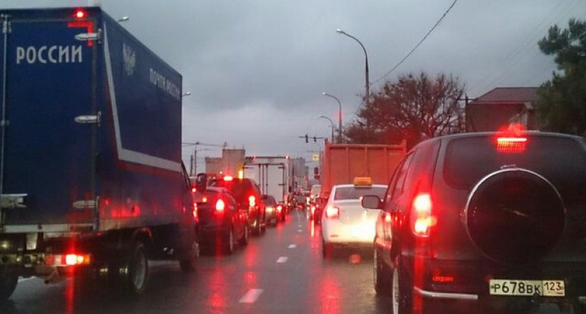 Житель Новороссийска просит организовать реверсивное движение на Шесхарисе для решения вопроса пробок