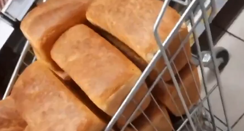 "Это неуважение к людям!": в продуктовом Новороссийска хлеб кучами развозят в грязных тележках