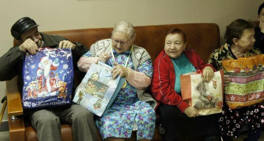 В Новороссийске установили «Елку желаний» для пенсионеров