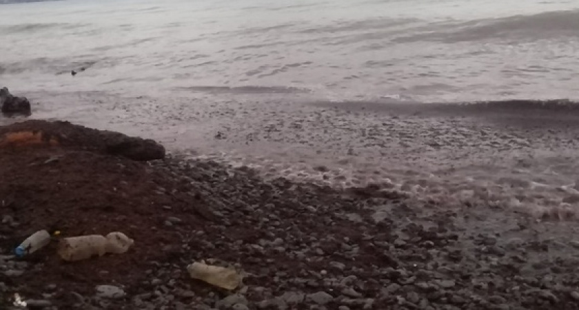 «Море словно каберне!»: новороссийцев удивил цвет морской воды