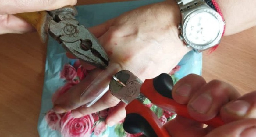 Новороссийские спасатели сняли с пальца женщины застрявшее кольцо