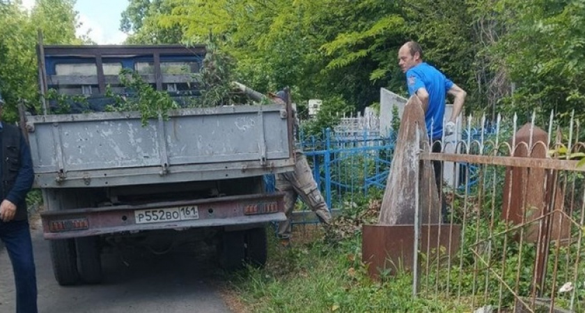 «К могилам не пройти! Кучи веток и мусора в человеческий рост!»: в Новороссийске на кладбище «Солнечное» так и не навели порядок