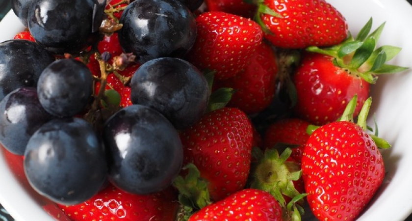 Огромный урожай клубники: нужны старые колготки – кусты будут ломиться от ягод